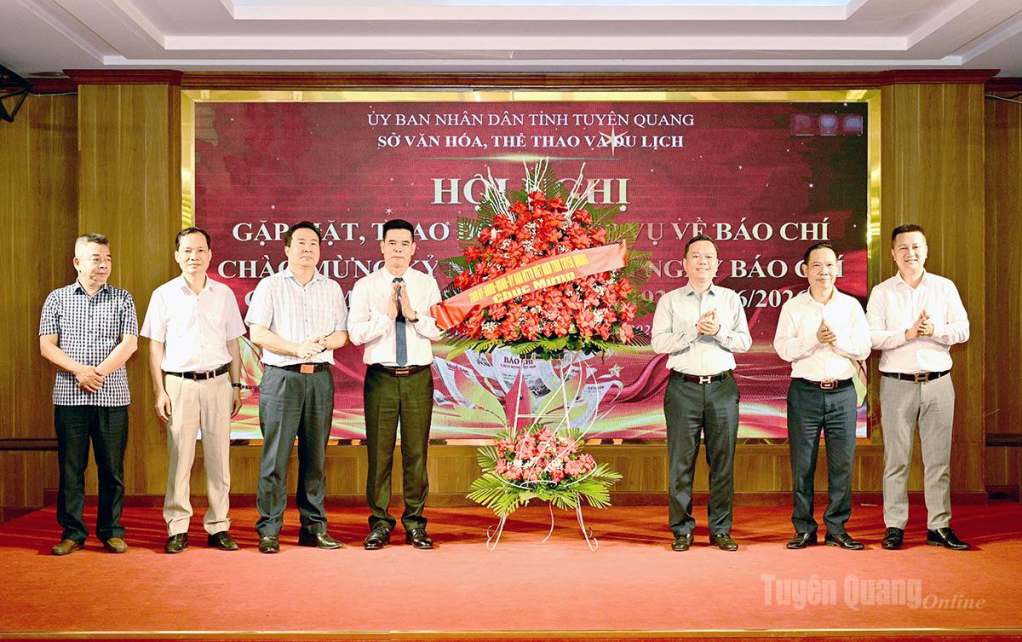 Phó Chủ tịch UBND tỉnh Đỗ Hùng Đức chúc mừng, tặng hoa cho các cơ quan báo chí tại Hội nghị gặp mặt..