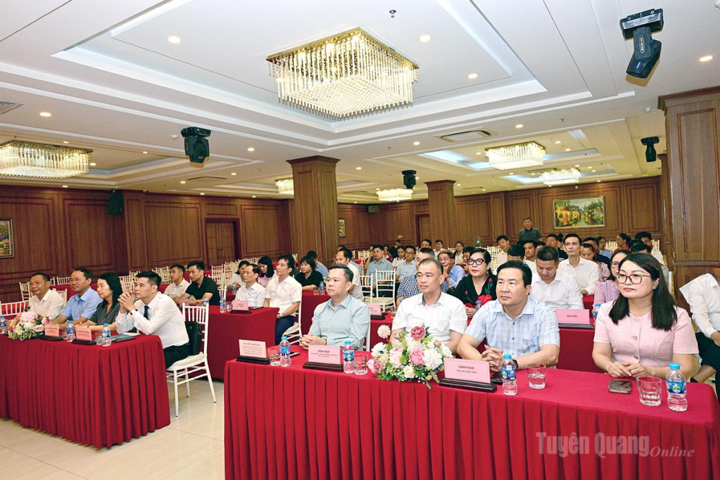 Lãnh đạo UBND tỉnh và các đại biểu dự buổi Gặp mặt.