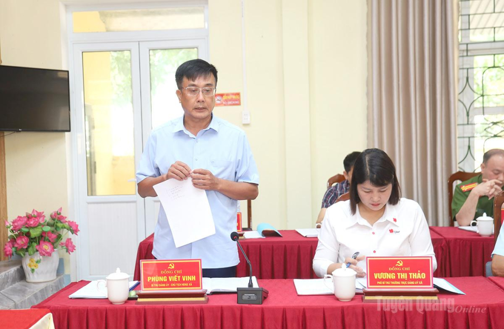 Bí thư Đảng ủy xã Thanh Thủy Phùng Viết Vinh báo cáo làm rõ một số nội dung theo yêu cầu của đoàn giám sát.