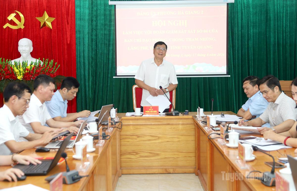 Đồng chí Phùng Tiến Quân, Ủy viên Ban Thường vụ Tỉnh ủy, Trưởng Ban Nội chính Tỉnh ủy phát biểu tại buổi giám sát đối với Ban Thường vụ Đảng ủy phường Hà Giang 2.