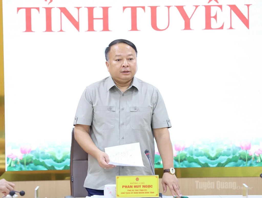 Đồng chí Phan Huy Ngọc phát biểu chỉ đạo tại cuộc họp.