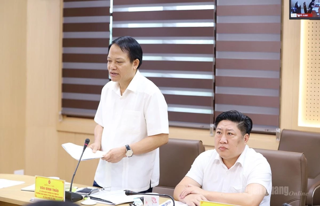 Trưởng Ban quản lý các khu công nghiệp và khu kinh tế tỉnh Vân Đình Thảo báo cáo tiến độ phát triển các khu công nghiệp trên địa bàn tỉnh.