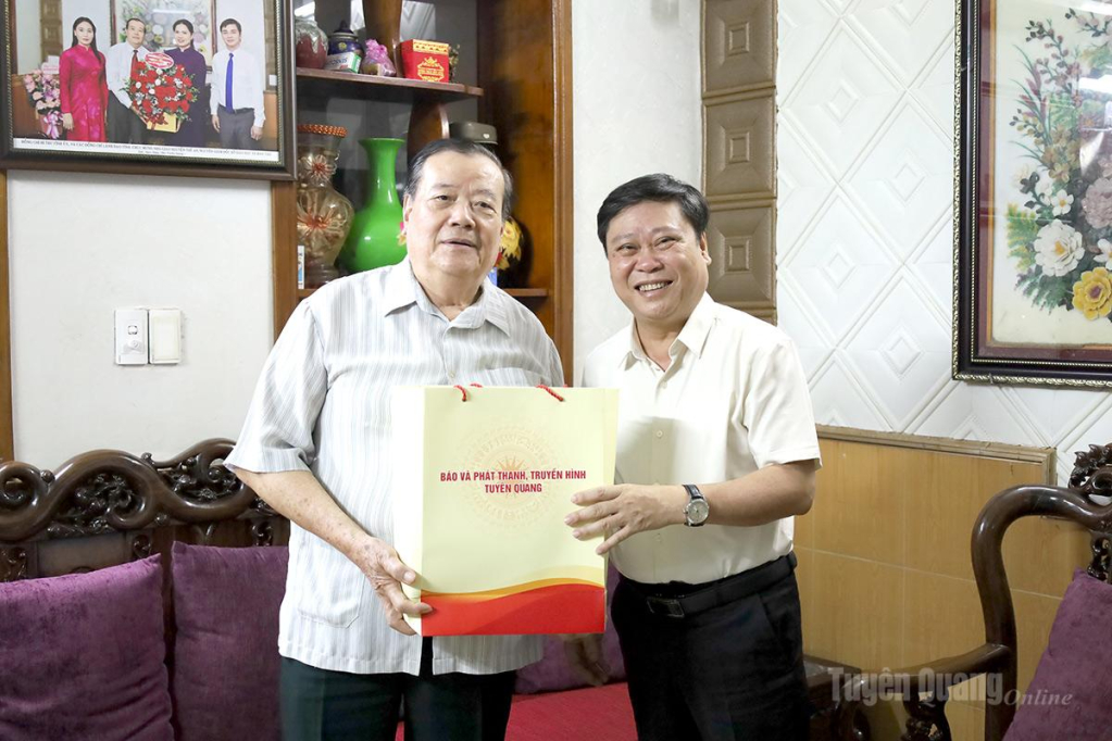 Đồng chí Mai Đức Thông, Giám đốc Báo và phát thanh, truyền hình Tuyên Quang tặng quà đồng chí Nguyễn Thế An, nguyên Tổng Biên tập Báo Tuyên Quang.