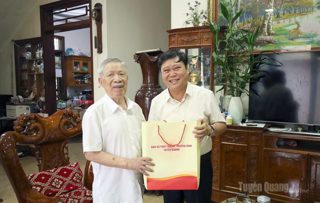 Đồng chí Mai Đức Thông, Giám đốc Báo và phát thanh, truyền hình Tuyên Quang tặng quà đồng chí Nguyễn Xuân Túc, nguyên Giám đốc Đài Phát thanh và Truyền hình tỉnh Tuyên Quang.