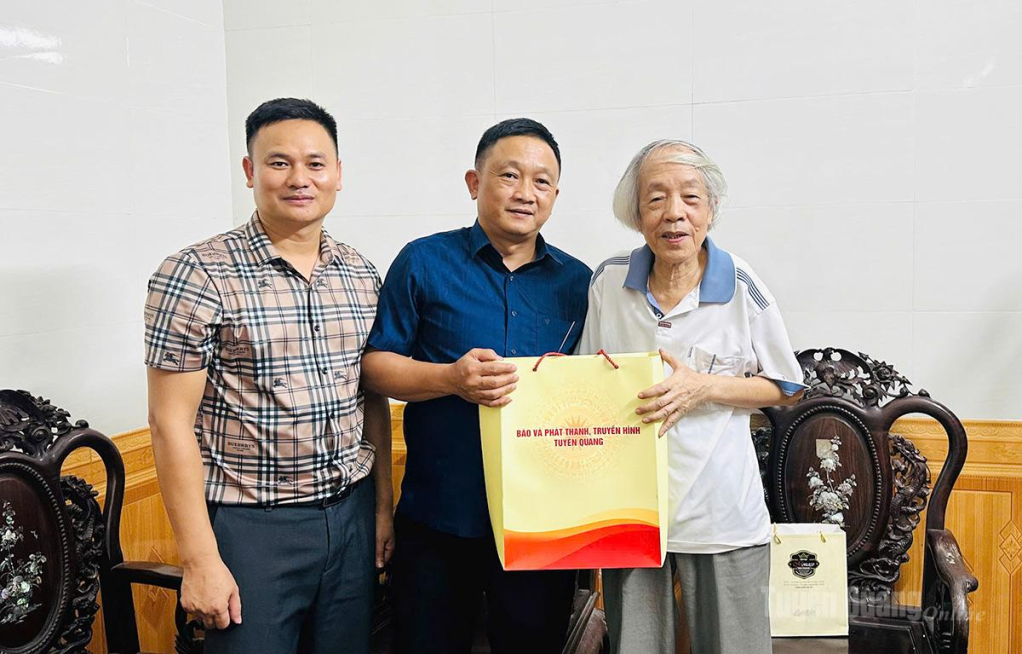 Đồng chí Trần Việt Tuyên, Phó Giám đốc Báo và phát thanh, truyền hình Tuyên Quang thăm đồng chí Nguyễn Văn Mạch, nguyên lãnh đạo Tổng Biên tập Báo Tuyên Quang.uuyee.