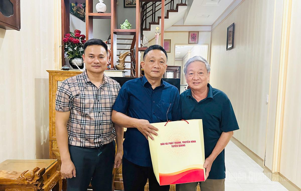 Đồng chí Trần Việt Tuyên, Phó Giám đốc Báo và phát thanh, truyền hình Tuyên Quang đã đến thăm, tặng quà đồng chí Nguyễn Việt Thanh, nguyên Tổng Biên tập Báo Tuyên Quang.