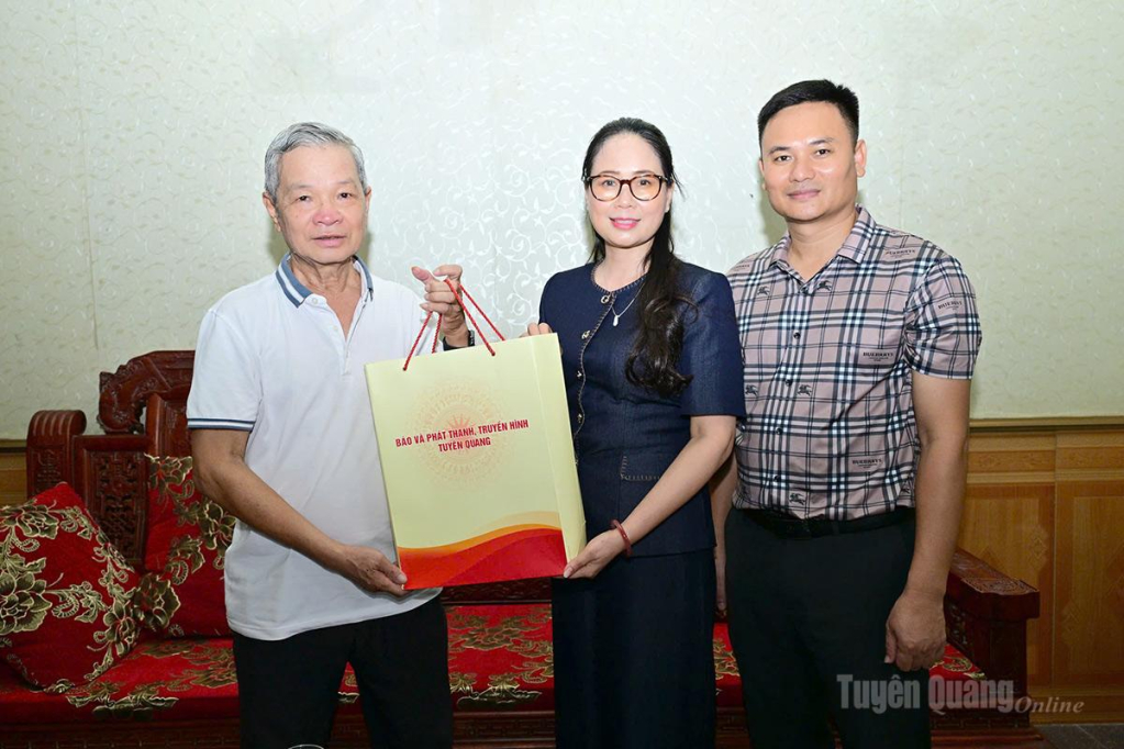 Đồng chí Tăng Thị Hà, Phó Giám đốc Báo và phát thanh, truyền hình Tuyên Quang thăm, tặng quà đồng chí Ma Xuân Quang, nguyên Giám đốc Đài Phát thanh và Truyền hình Tuyên Quang.