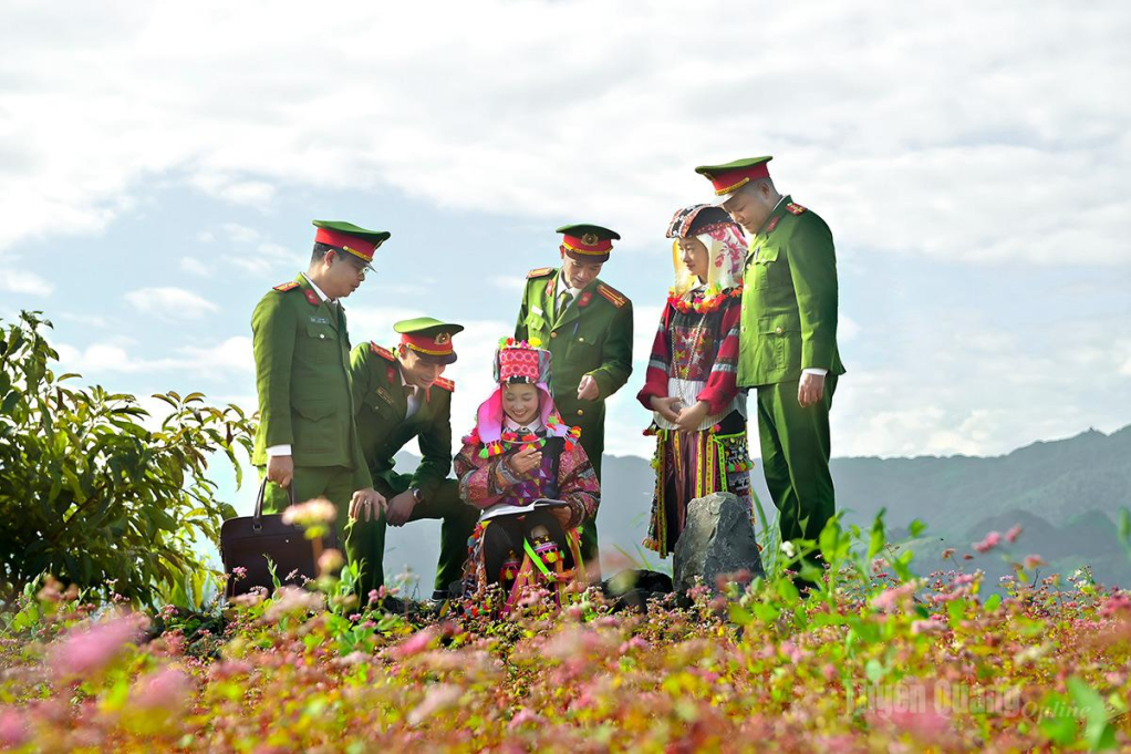 Cán bộ Công an xã Lũng Cú cùng người dân Làng Lô Lô Chải chia sẻ khát vọng phát triển kinh tế từ du lịch bản địa.