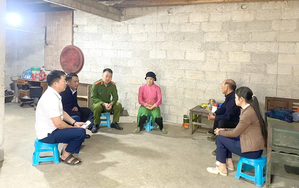Tổ dân vận thôn Há Chế, xã Sủng Máng phối hợp tuyên truyền về chủ trương sắp xếp thôn.