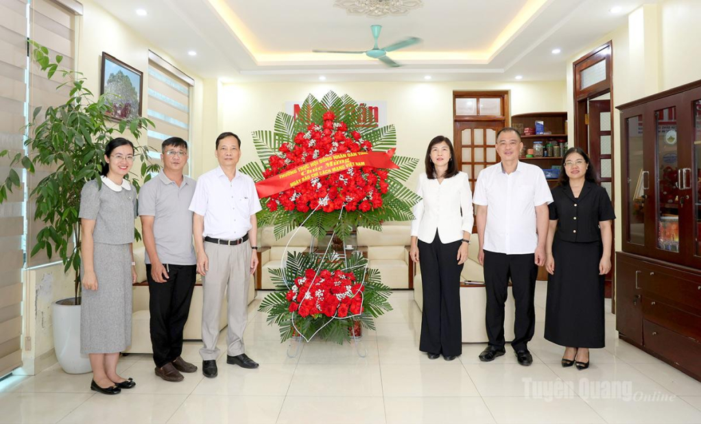 Phó Chủ tịch HĐND tỉnh Phạm Thị Minh Xuân tặng hoa chúc mừng Văn phòng đại diện Báo Nhân Dân tại Tuyên Quang nhân kỷ niệm Ngày Báo chí Cách mạng Việt Nam.