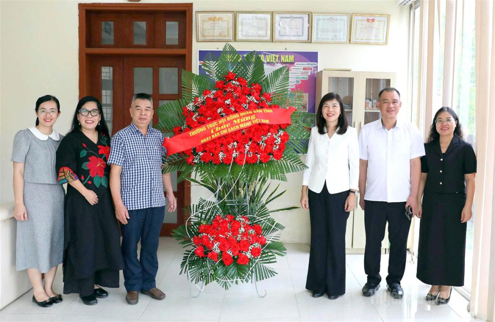 Phó Chủ tịch HĐND tỉnh Phạm Thị Minh Xuân tặng hoa chúc mừng Cơ quan thường trú Thông tấn xã Việt Nam tại Tuyên Quang nhân kỷ niệm ngày Báo chí Cách mạng Việt Nam.