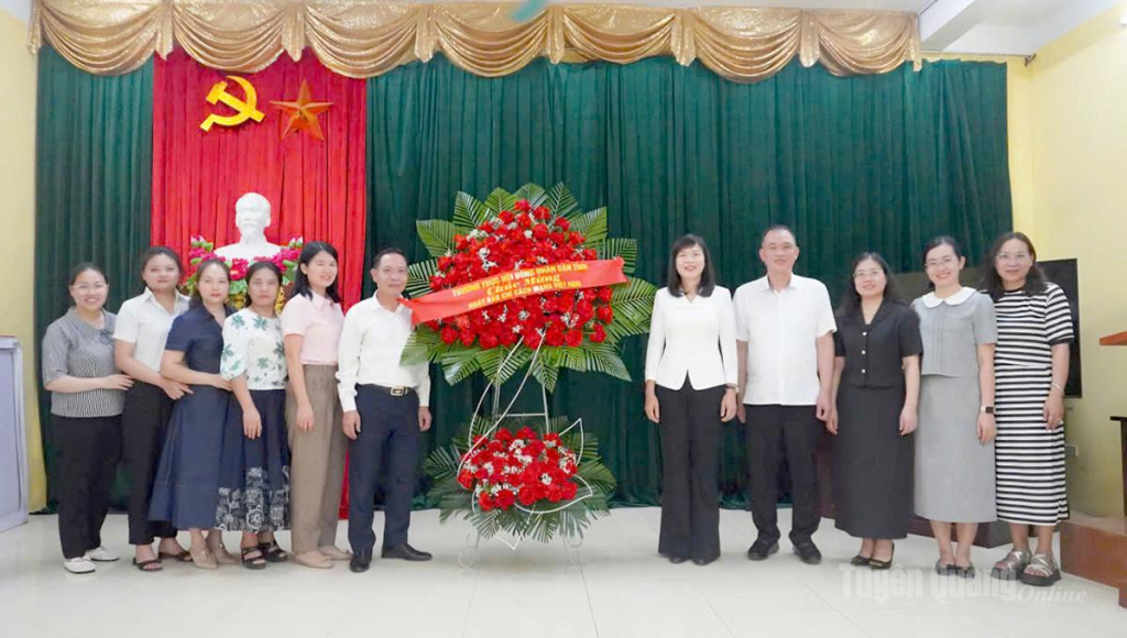 Phó Chủ tịch HĐND tỉnh Phạm Thị Minh Xuân chúc mừng Hội Văn học - Nghệ thuật tỉnh nhân kỷ niệm Ngày Báo chí Cách mạng Việt Nam.