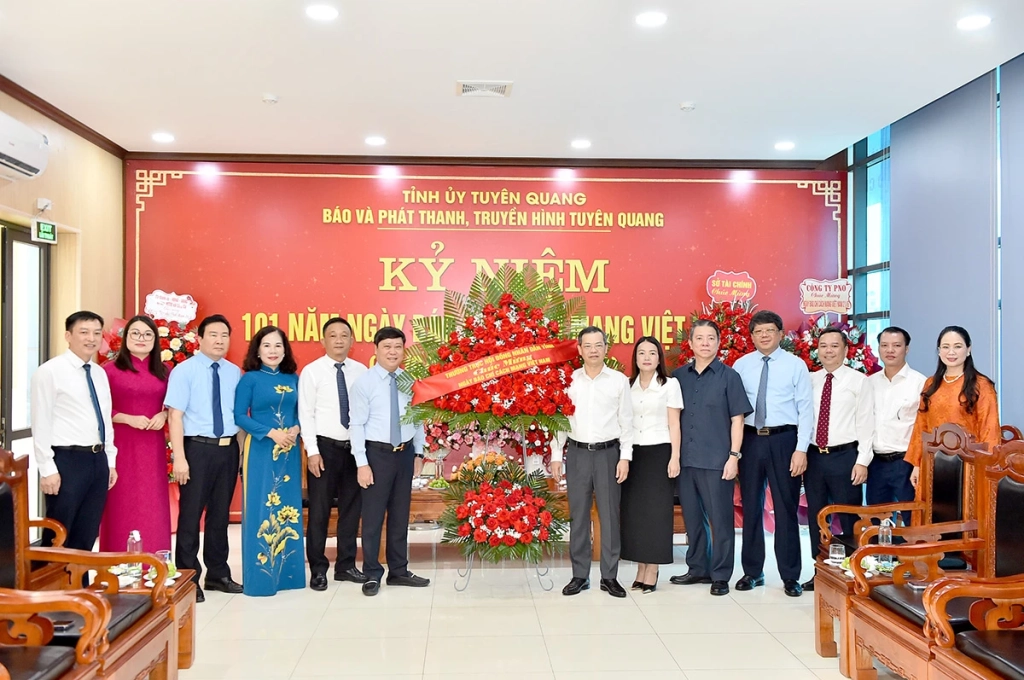 Đồng chí Nguyễn Văn Sơn, Phó Bí thư Tỉnh ủy, Chủ tịch HĐND tỉnh và các đồng chí lãnh đạo tỉnh tặng hoa chúc mừng Báo và phát thanh, truyền hình Tuyên Quang.
