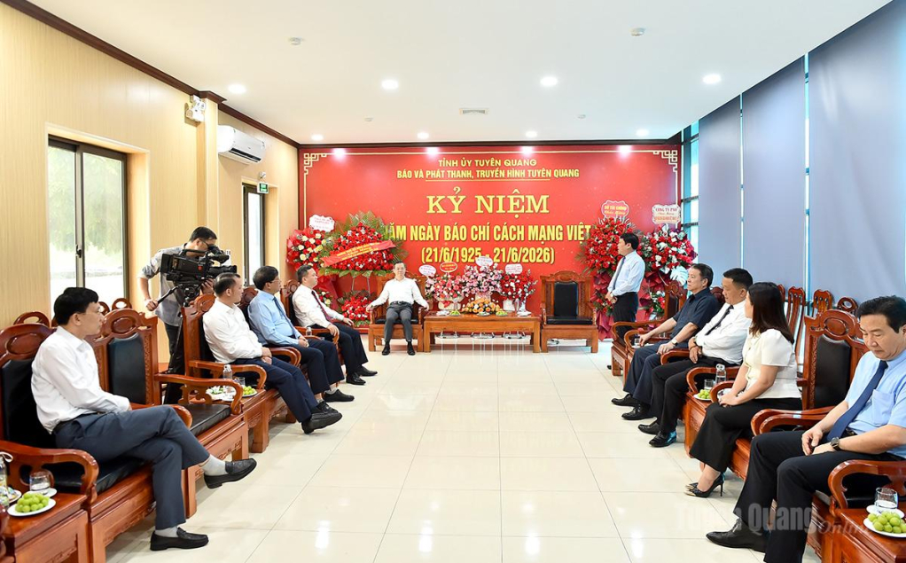 Đồng chí Phó Bí thư Tỉnh ủy, Chủ tịch HĐND tỉnh Nguyễn Văn Sơn và các đại biểu thăm, chúc mừng Báo và phát thanh, truyền hình Tuyên Quang.