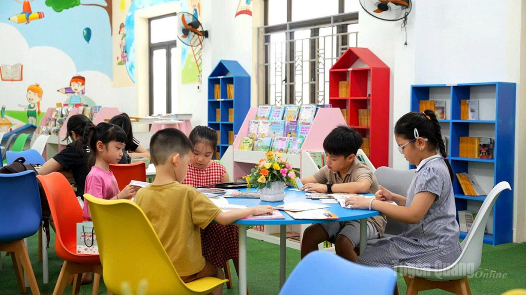Các em nhỏ đọc sách tại Thư viện tỉnh. 