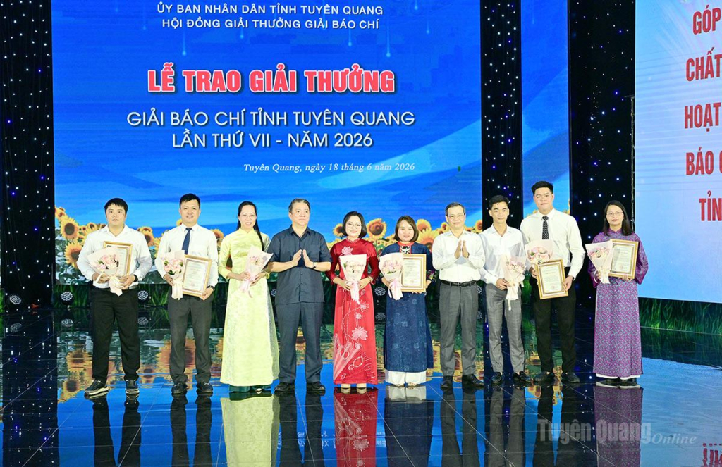 Lãnh đạo tỉnh và Ban tổ chức trao giả A cho các tác giả, nhóm tác giả.