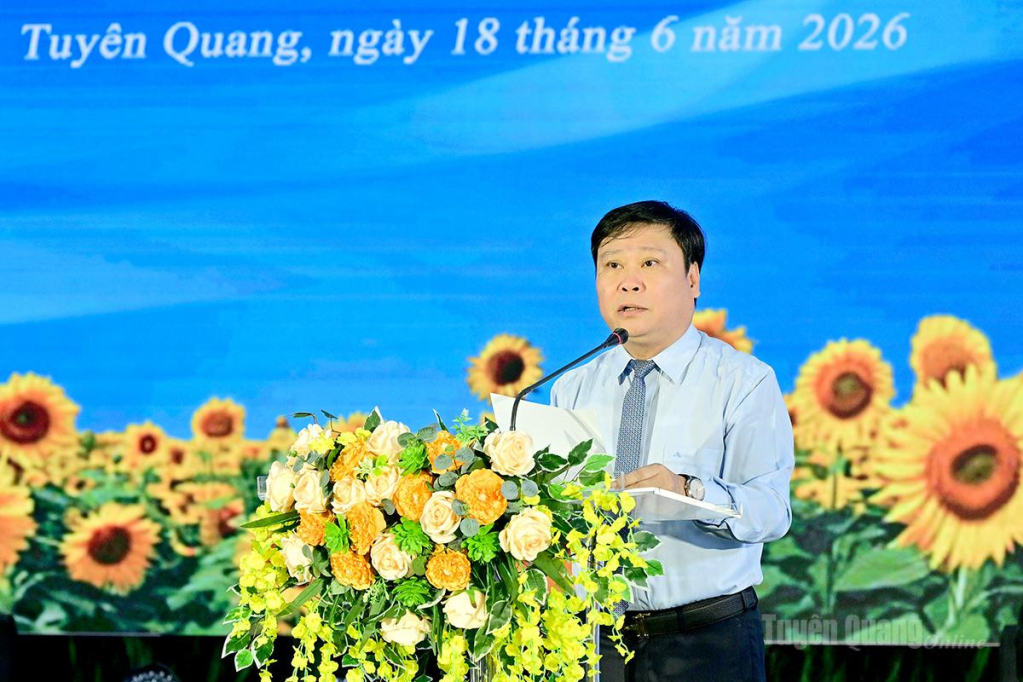 Đồng chí Mai Đức Thông, Ủy viên Ban Chấp hành Đảng bộ tỉnh, Giám đốc Báo và phát thanh, truyền hình Tuyên Quang, Chủ tịch Hội Nhà báo tỉnh phát biểu tại Lễ trao giải.