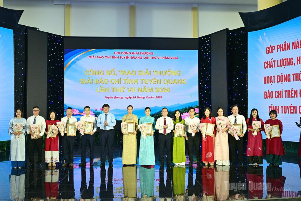 Ban tổ chức trao giải B cho các tác giả, nhóm tác giả.