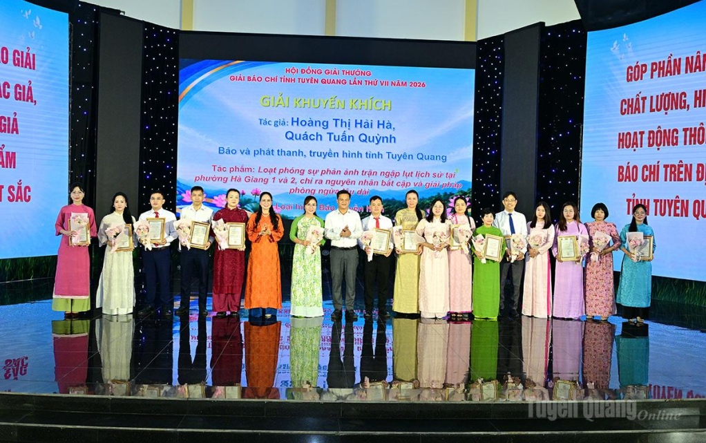 Ban tổ chức trao giải Khuyến khích cho các tác giả, nhóm tác giả.