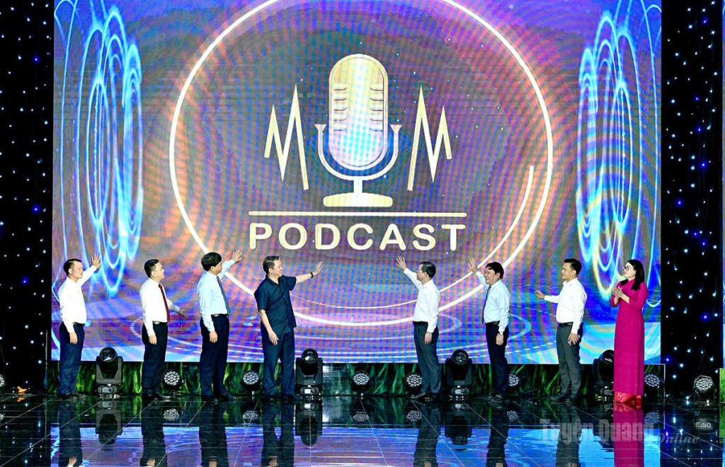 Các đồng chí lãnh đạo tỉnh, đại biểu bấm nút ra mắt Kênh Podcast trên Báo Tuyên Quang Online.