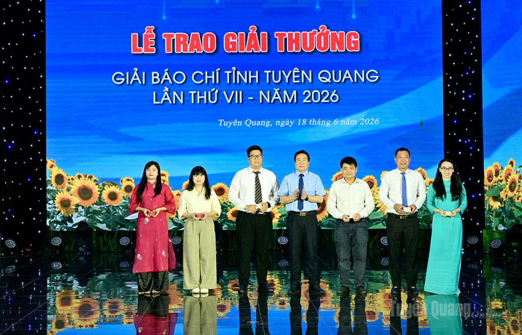 Lãnh đạo tỉnh và Ban tổ chức trao giả A cho các tác giả, nhóm tác giả.