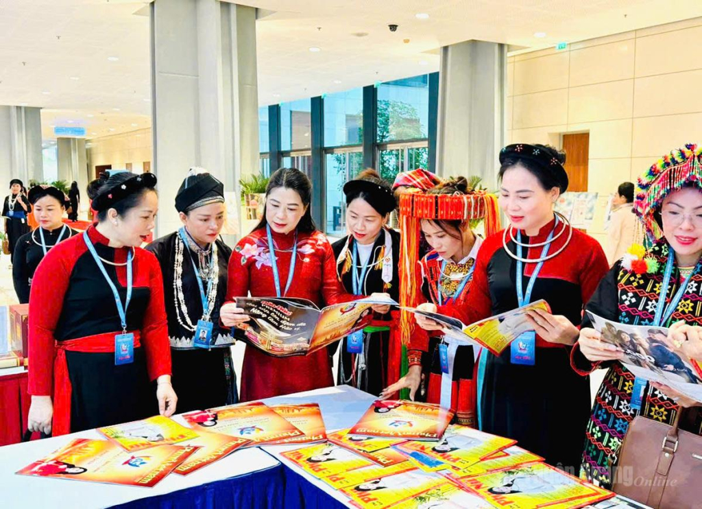 Đoàn đại biểu tỉnh Tuyên Quang tham quan khu trưng bày tại Đại hội.