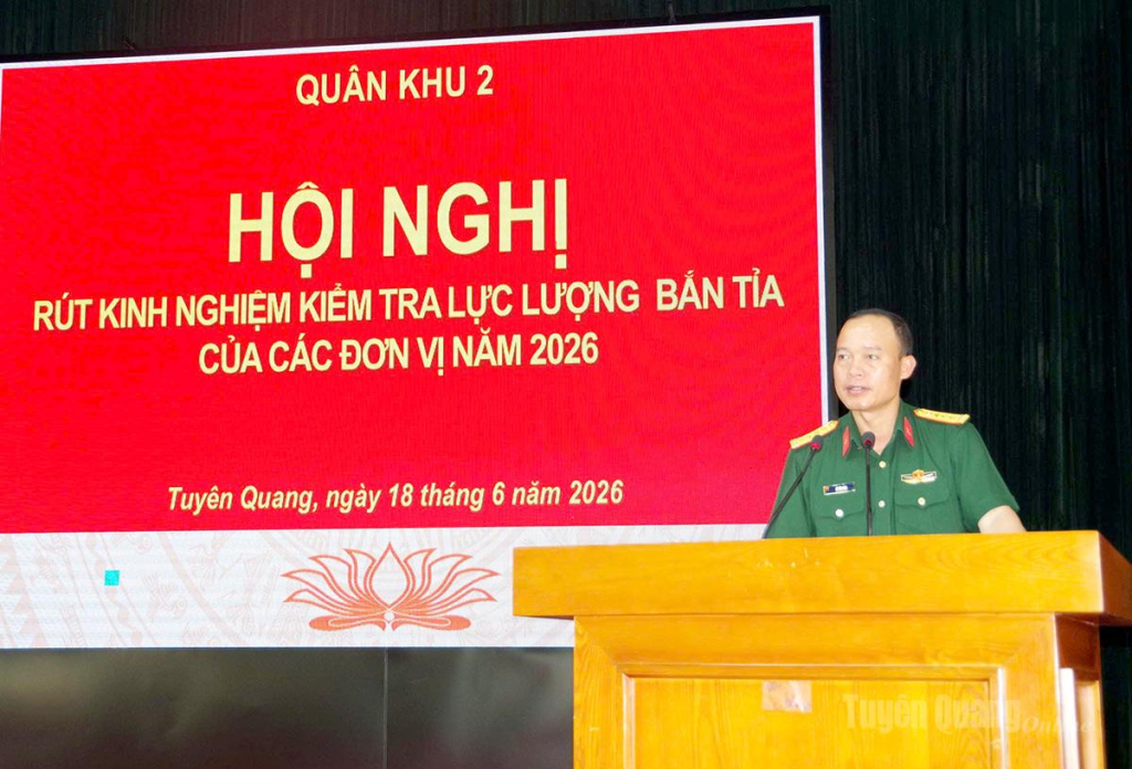 Đại tá Lê Văn Sơn, Phó Tham mưu trưởng Quân khu phát biểu Bế mạc hội nghị.