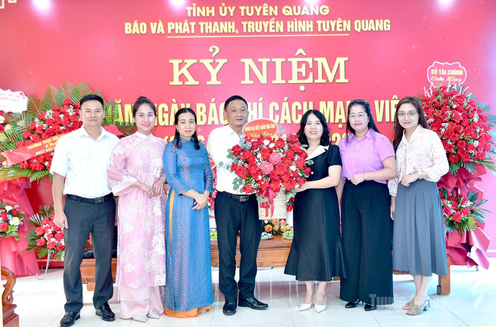 Đồng chí Lý Thị Lan, Ủy viên Ban Thường vụ Tỉnh ủy, Phó Trưởng đoàn ĐBQH chuyên trách tỉnh tặng hoa chúc mừng Báo và phát thanh, truyền hình Tuyên Quang nhân kỷ niệm 101 năm Ngày Báo chí Cách mạng Việt Nam.