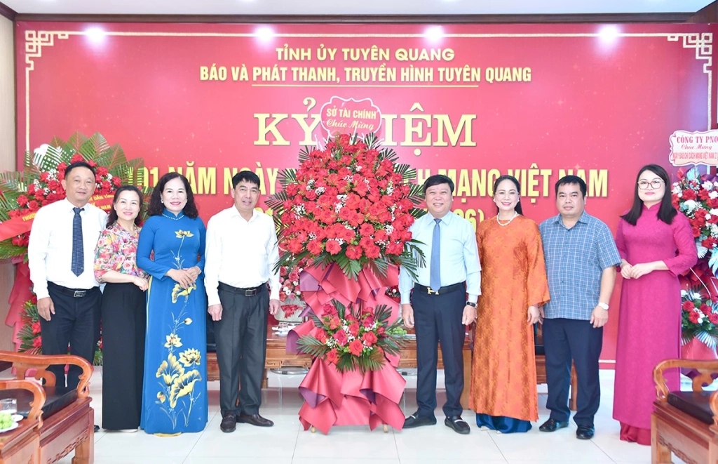 Lãnh đạo Sở Tài chính tỉnh tặng hoa chúc mừng Báo và phát thanh, truyền hình Tuyên Quang nhân kỷ niệm 101 năm Ngày Báo chí Cách mạng Việt Nam.