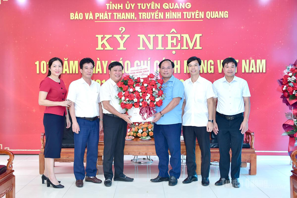 Lãnh đạo các xã: Nà Hang, Thượng Lâm, Minh Quang tặng hoa chúc mừng Báo và phát thanh, truyền hình Tuyên Quang nhân kỷ niệm 101 năm Ngày Báo chí Cách mạng Việt Nam.