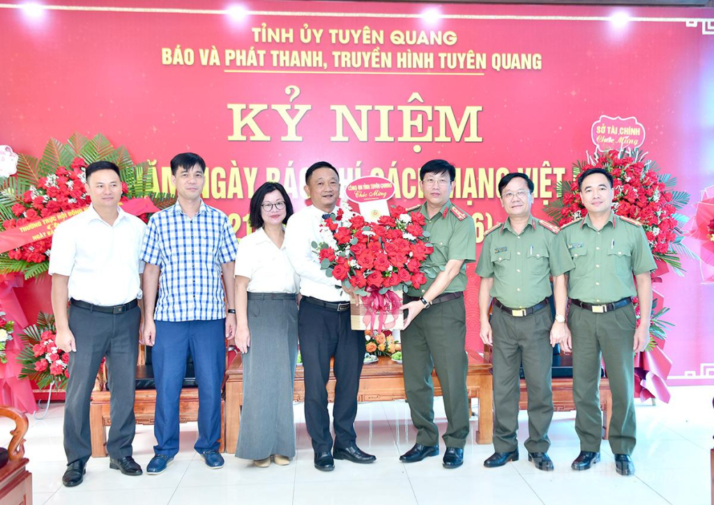 Lãnh đạo Công an tỉnh tặng hoa chúc mừng Báo và phát thanh, truyền hình Tuyên Quang nhân kỷ niệm 101 năm Ngày Báo chí Cách mạng Việt Nam.