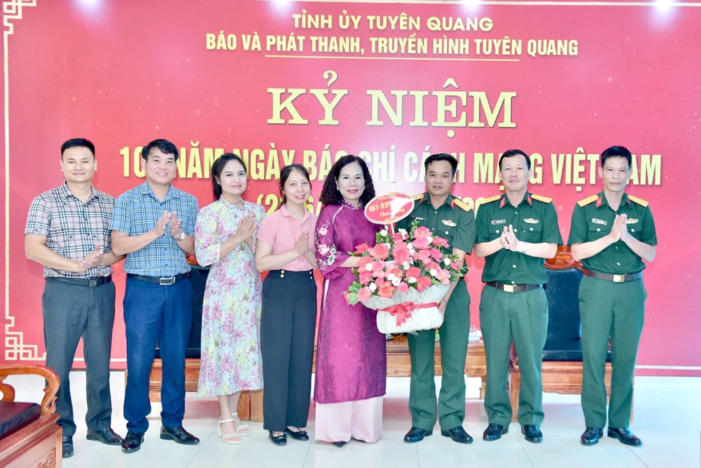 Lãnh đạo Trung đoàn 148 tặng hoa chúc mừng Báo và phát thanh, truyền hình Tuyên Quang nhân kỷ niệm 101 năm Ngày Báo chí Cách mạng Việt Nam.