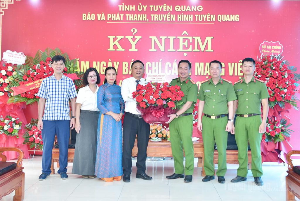 Lãnh đạo Công an phường Minh Xuân tặng hoa chúc mừng Báo và phát thanh, truyền hình Tuyên Quang nhân kỷ niệm 101 năm Ngày Báo chí Cách mạng Việt Nam.