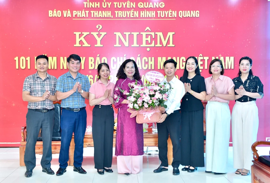 Lãnh đạo xã Tân Long tặng hoa chúc mừng Báo và phát thanh, truyền hình Tuyên Quang nhân kỷ niệm 101 năm Ngày Báo chí Cách mạng Việt Nam.