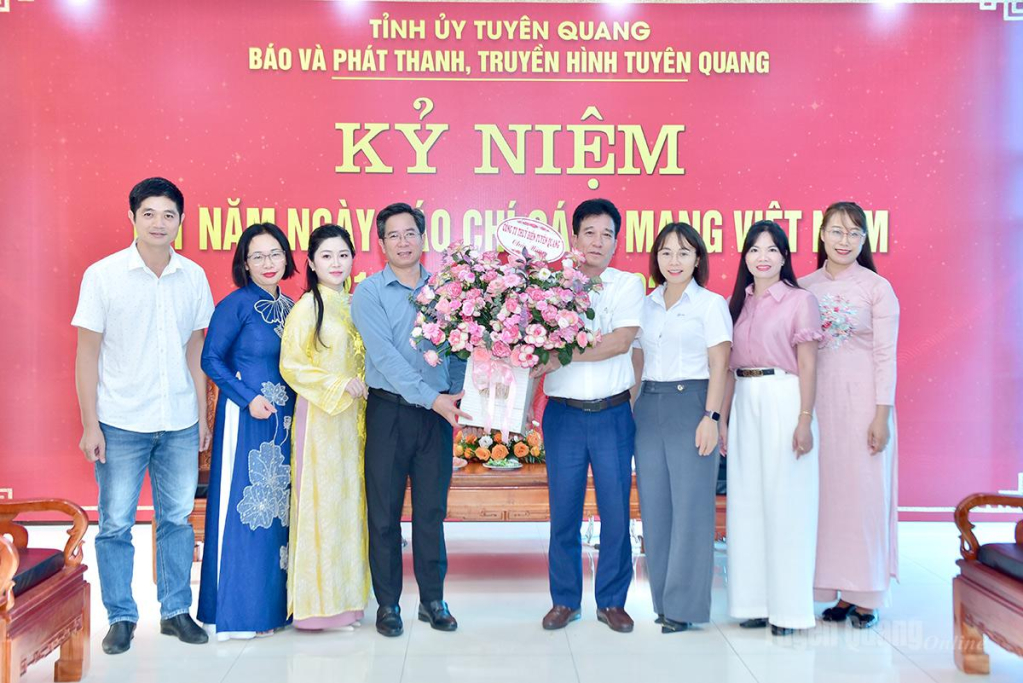 Lãnh đạo Công ty Thuỷ điện Tuyên Quang tặng hoa chúc mừng Báo và phát thanh, truyền hình Tuyên Quang nhân kỷ niệm 101 năm Ngày Báo chí Cách mạng Việt Nam.