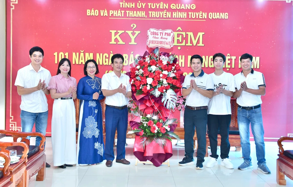 Công ty PNO tặng hoa chúc mừng Báo và phát thanh, truyền hình Tuyên Quang nhân kỷ niệm 101 năm Ngày Báo chí Cách mạng Việt Nam.