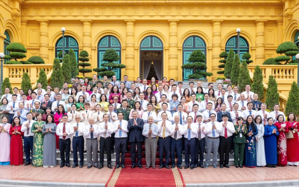 Tổng Bí thư, Chủ tịch nước Tô Lâm chụp ảnh chung với các nhà báo tiêu biểu. Ảnh: Báo Nhân Dân