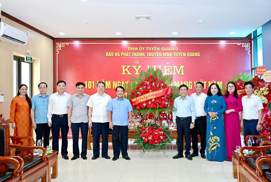 Bí thư Tỉnh ủy Hầu A Lềnh tặng hoa, chúc mừng Báo và phát thanh, truyền hình tỉnh.