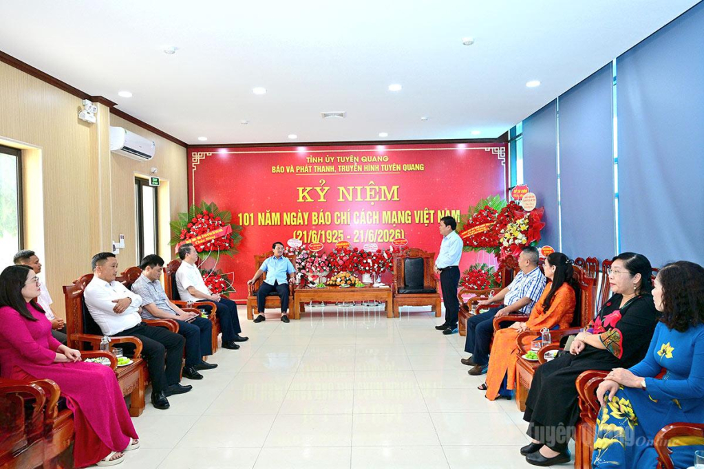 Bí thư Tỉnh ủy Hầu A Lềnh thăm, chúc mừng Báo và phát thanh, truyền hình tỉnh và các cơ quan thường trú báo chí Trung ương đóng trên địa bàn tỉnh.