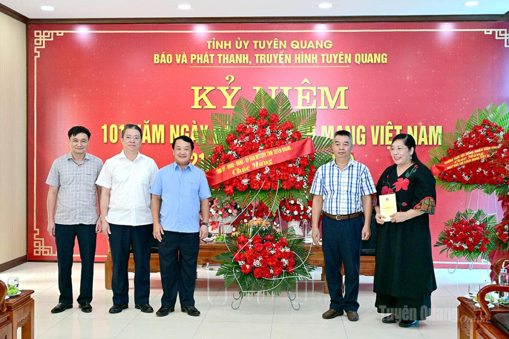 Bí thư Tỉnh ủy Hầu A Lềnh thăm, chúc mừng Cơ quan Thường trú TTXVN tại Tuyên Quang.