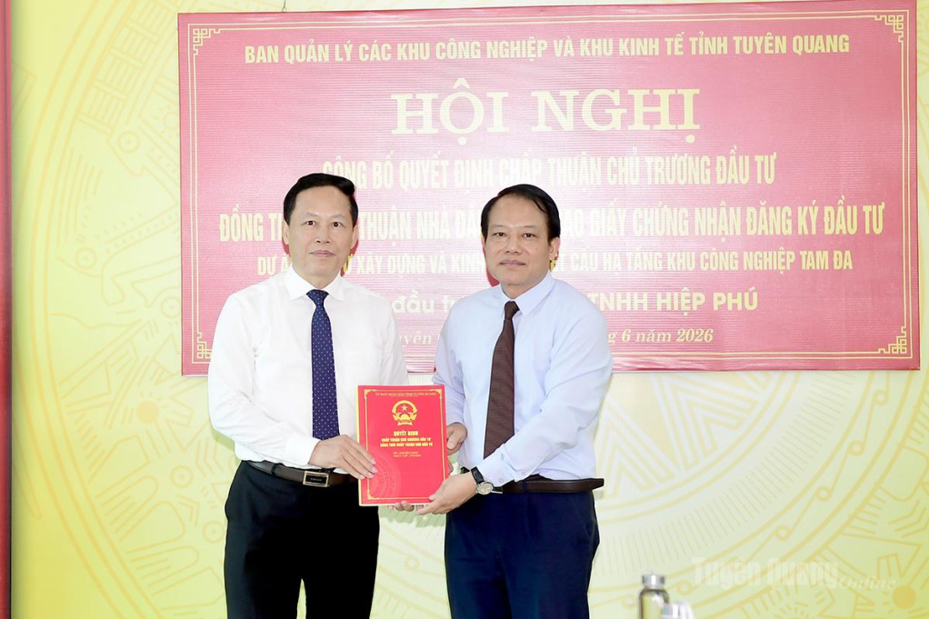 Đồng chí Vân Đình Thảo, Trưởng ban Quản lý các khu công nghiệp và khu kinh tế tỉnh trao quyết định của UBND tỉnh cho Nhà đầu tư.