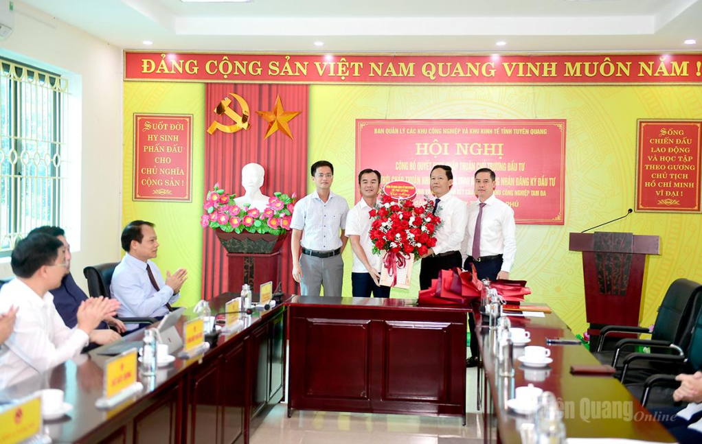 Lãnh đạo xã Phú Lương và xã Trường Sinh nơi thực hiện dự án tặng hoa chúc mừng chủ đầu tư dự án.