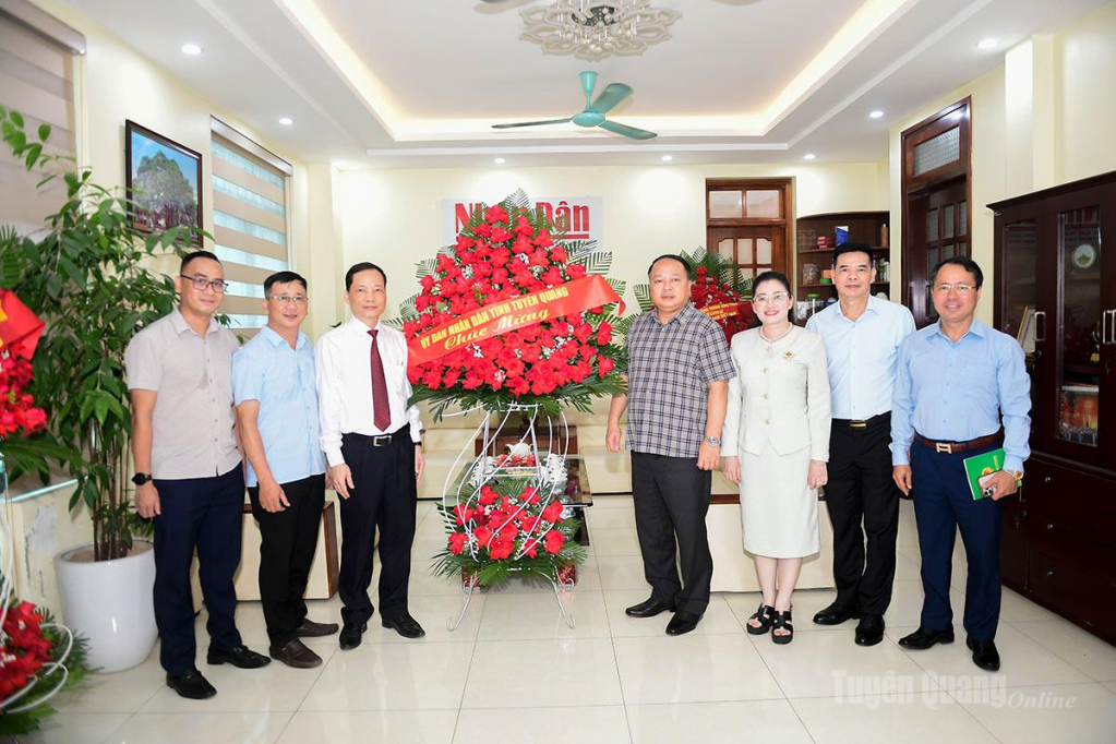 Đồng chí Phan Huy Ngọc, Phó Bí thư Tỉnh ủy, Chủ tịch UBND tỉnh tặng hoa chúc mừng cơ quan Văn phòng đại diện Báo Nhân Dân tại Tuyên Quang.