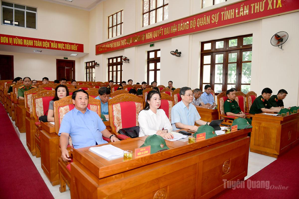 Đồng chí Hầu A Lềnh, Ủy viên BCH Trung ương Đảng, Bí thư Tỉnh ủy, Bí thư Đảng ủy Quân sự tỉnh và các đồng chí lãnh đạo tỉnh dự hội nghị.