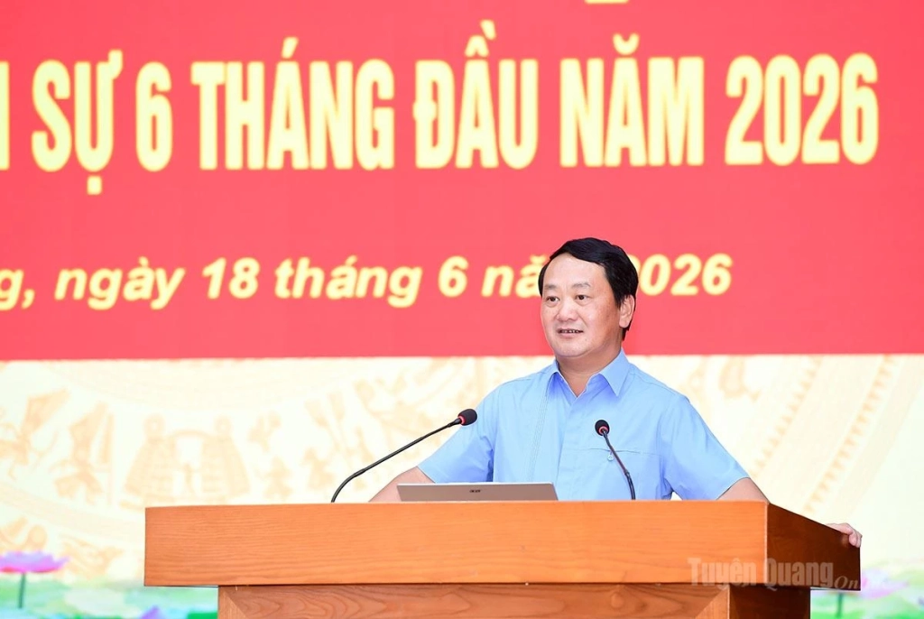 Bí thư Tỉnh ủy Hầu A Lềnh phát biểu tại hội nghị.