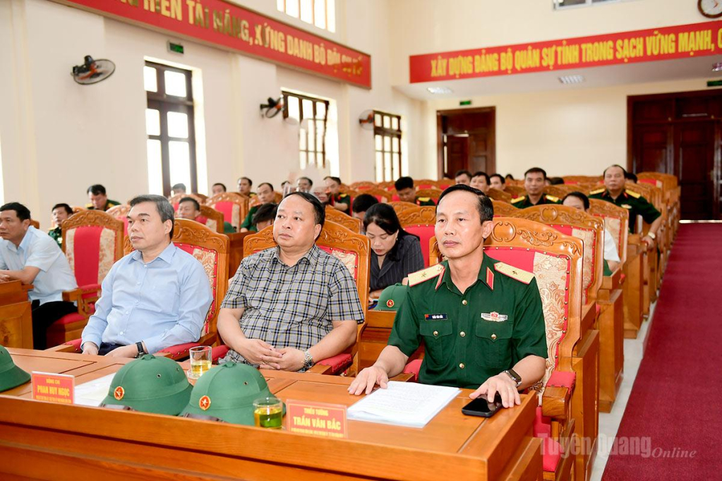 Thiếu tướng Trần Văn Bắc, Ủy viên BCH Trung ương Đảng, Phó Bí thư Đảng ủy, Tư lệnh Quân khu 2 và các đồng chí lãnh đạo tỉnh dự hội nghị.