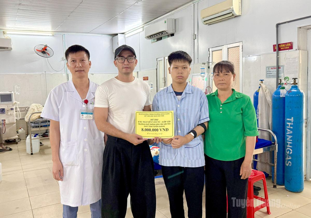 Bạn Trung Anh đại diện facbook cô Dương Trinh trao tiền hỗ trợ em Nguyễn Văn Tú.