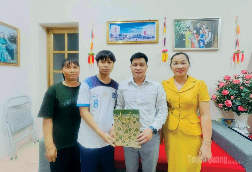 Đảng ủy, UBND,  Ủy ban MTTQ xã Bình An thăm hỏi động viên em Nguyễn Văn Tú, lớp 12D, trường Phổ thông Dân tộc nội trú THPT tỉnh Tuyên Quang.