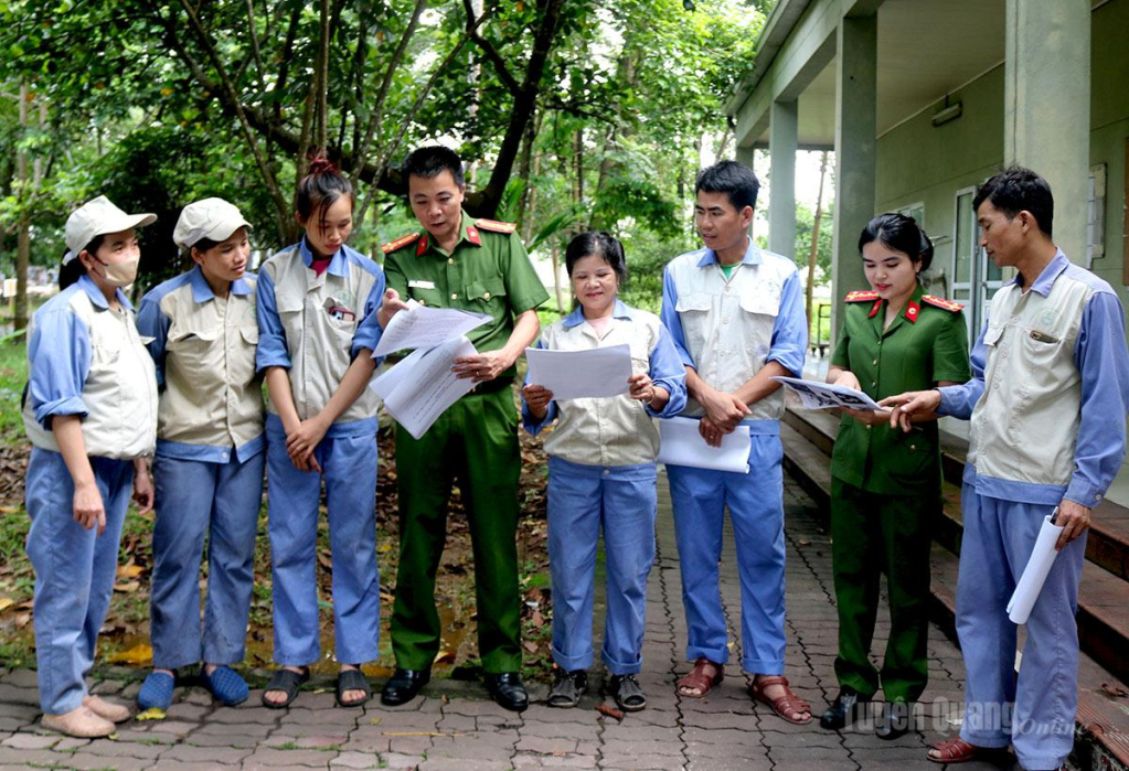 Cán bộ Công an tỉnh phổ biến kiến thức pháp luật về phòng, chống ma túy cho đoàn viên, công nhân lao động.