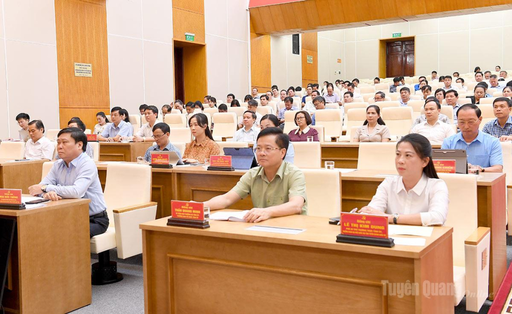 Đồng chí Lê Thị Kim Dung, Phó Bí thư Thường trực Tỉnh uỷ, Trưởng Đoàn đại biểu Quốc hội khóa XVI tỉnh và đồng chí Trần Quang Minh, Ủy viên Ban Thường vụ Tỉnh ủy, Trưởng Ban Tổ chức Tỉnh ủy cùng các đồng chí Ủy viên BCH Đảng bộ tỉnh, các học viên dự bế mạc.